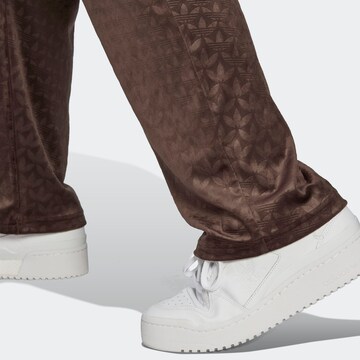 Wide leg Pantaloni 'Velvet Straight' di ADIDAS ORIGINALS in marrone