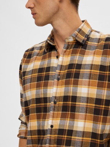 Comfort fit Camicia 'Owen' di SELECTED HOMME in giallo