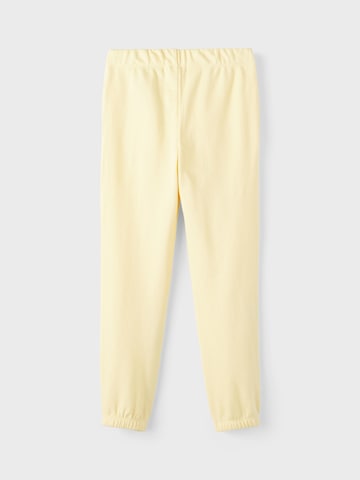 NAME IT - Tapered Pantalón 'Tulena' en amarillo