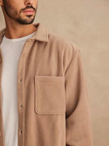 DAN FOX APPAREL - Ajuste regular Camisa 'Jarne' en beige