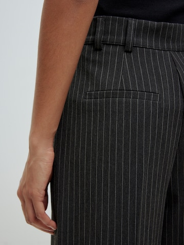 Loosefit Pantaloni 'Kaj' di EDITED in grigio