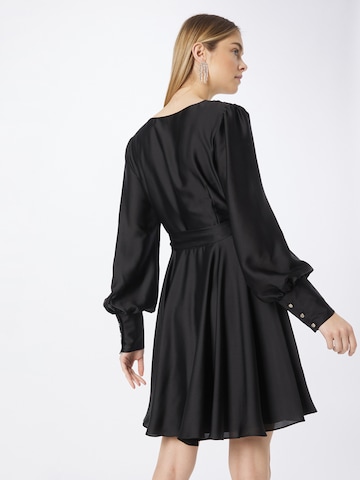 SWING Šaty – černá