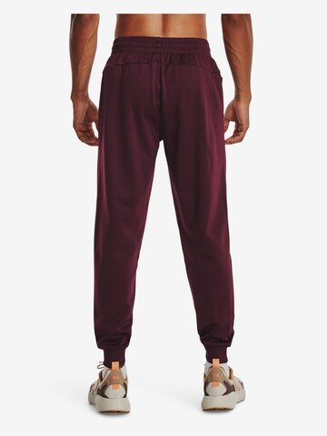 UNDER ARMOUR Tapered Sportbroek in Rood