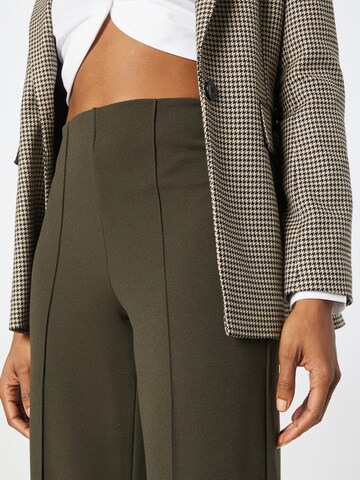 VERO MODA Широкий Брюки со складками 'BECKY' в Зеленый