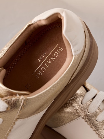 Baskets basses Next en or