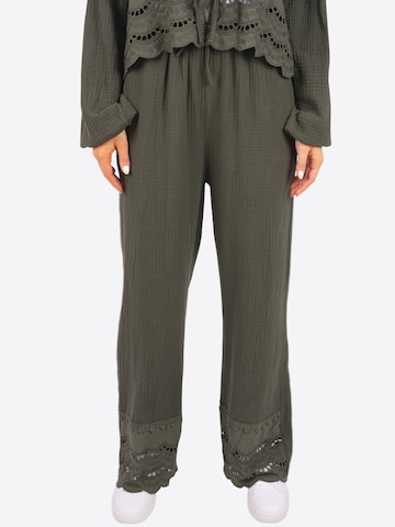Seasons of April Wide leg Broek 'Ines' in Groen: voorkant
