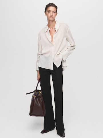 Evazați Pantaloni 'DELFI' de la MANGO pe negru