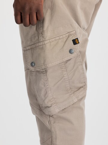 ALPHA INDUSTRIES Tapered Cargo nadrágok 'Combat' - bézs