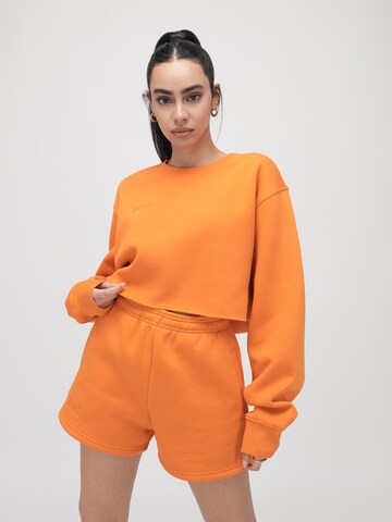 Sweat-shirt 'BRITNEY' ABOUT YOU x VIAM Studio en orange : devant