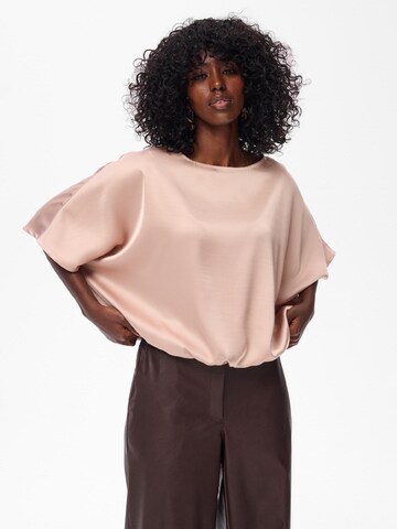 Blue Shadow Bluse‌‌‌‌‌‌‌‌‌‌ in Beige: Vorderseite