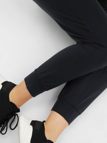 MAMALICIOUS Tapered Trousers 'Caylee' in Black