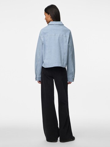 Veste mi-saison 'PCBillo' PIECES en bleu