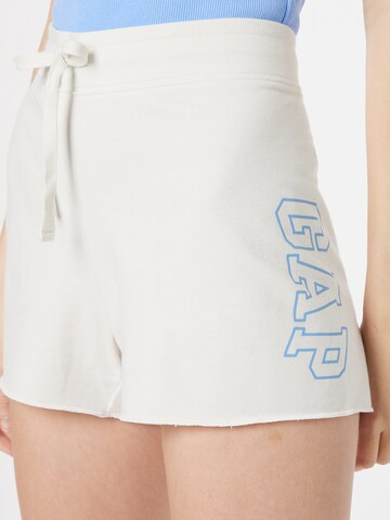 GAP Regular Shorts in Grau