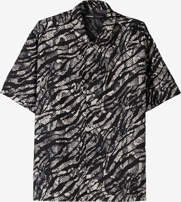 Bershka Comfort Fit Paita värissä musta: etupuoli