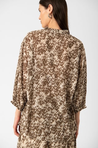 SOAKED IN LUXURY Bluse in Beige