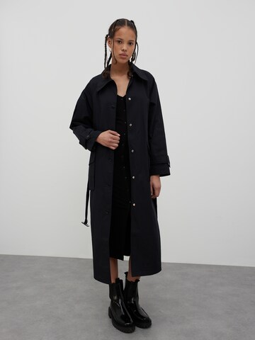 EDITED Trenchcoat 'Noorie' in Schwarz: predná strana