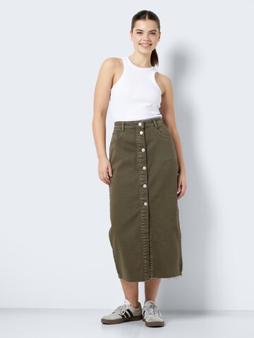 Noisy may Skirt 'SIRA' in Green