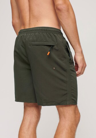 Superdry Badeshorts in Grün