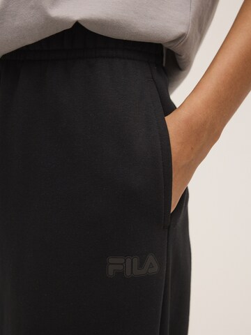 Regular Pantalon 'CALICE regular wide graphic sweat pants' FILA en noir