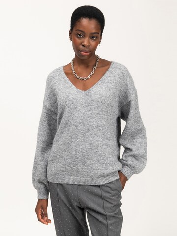 Influencer Pullover in Grau: Vorderseite