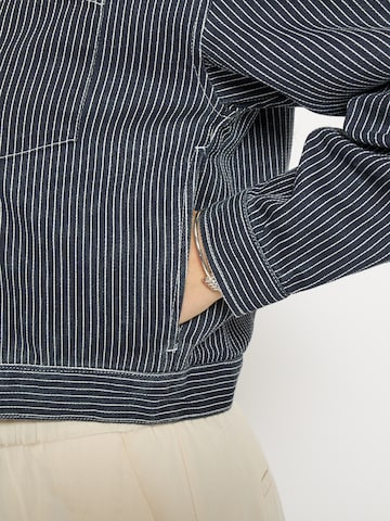 minus Välikausitakki 'Channi' värissä sininen