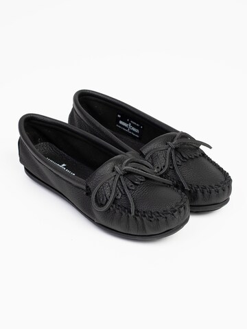 Minnetonka - Mocasines 'Deerskin Kilty' en negro