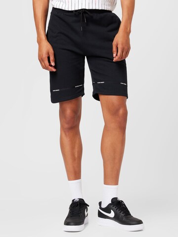 11 Degrees Regular Shorts in Schwarz: Vorderseite