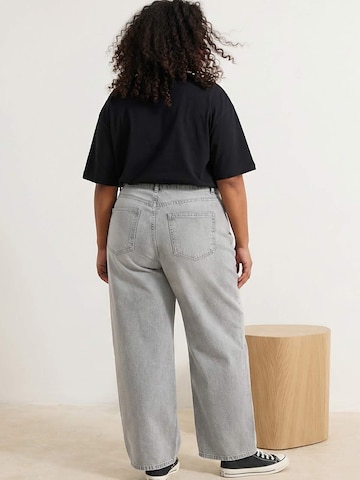 Trendyol Curve - Pierna ancha Vaquero en gris