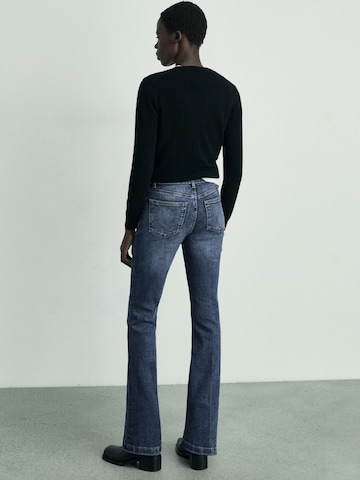 MANGO Bootcut Jeansy w kolorze niebieski