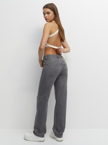 Pull&Bear Loosefit Džíny – šedá