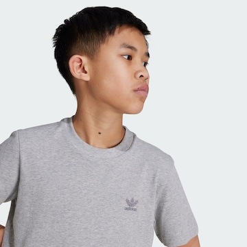 T-Shirt 'Trefoil Essentials' ADIDAS ORIGINALS en gris