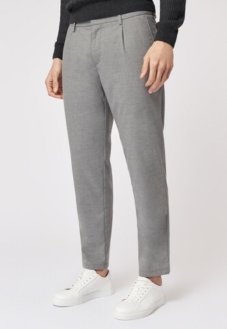 ROY ROBSON Regular Pleat-Front Pants in Grey: front
