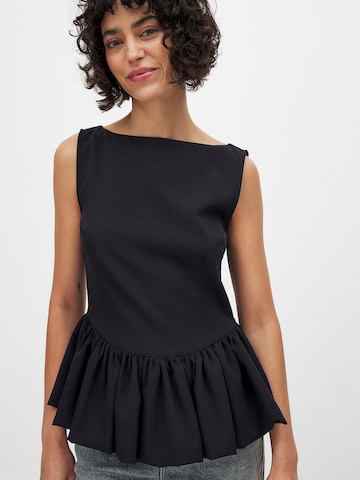 NA-KD Top in Black: front