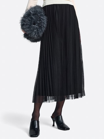 Fustă de la Rich & Royal pe negru: față