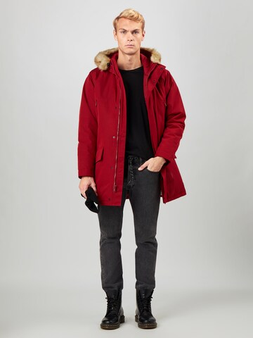 sarkans LEVI'S ® Standarta piegriezums Ziemas parka 'Woodside Long Utility'