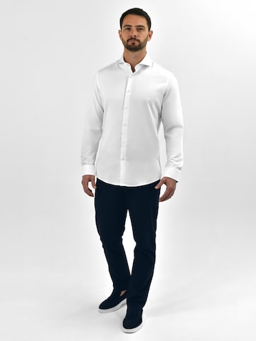 Vercate - Slim Fit Camisa clássica 'No. 28' em branco