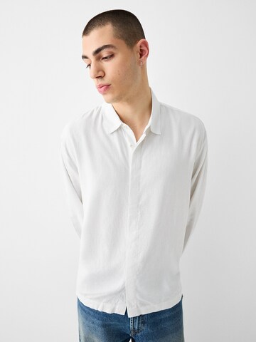 Coupe regular Chemise Bershka en blanc