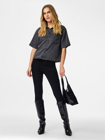 Chemisier 'PCSMIDI' PIECES en gris