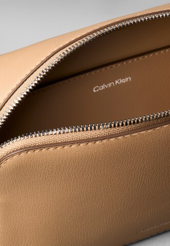Calvin Klein Taška přes rameno – béžová