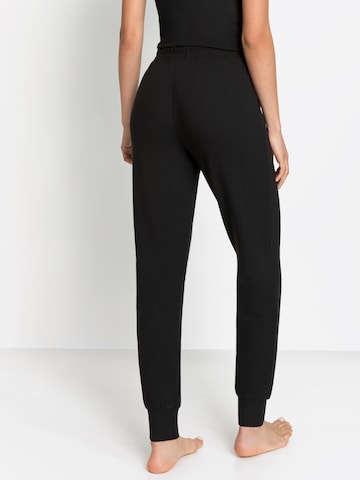 Tapered Pantaloni de la LASCANA pe negru