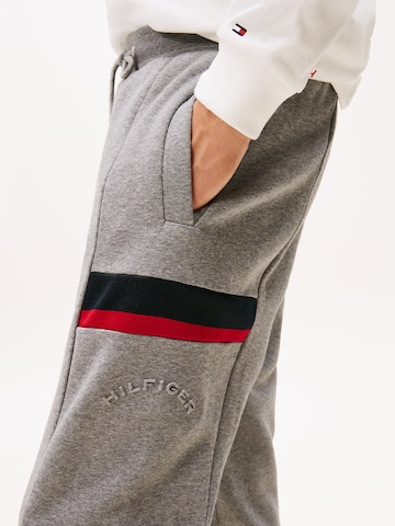 TOMMY HILFIGER Конический (Tapered) Штаны в Серый