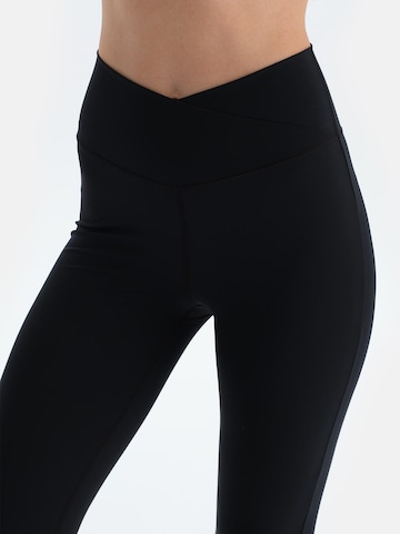 évasé Pantalon Dagi en noir
