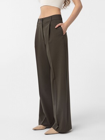 Loosefit Pantaloni con pieghe 'Denisa' di Antioch in verde: frontale