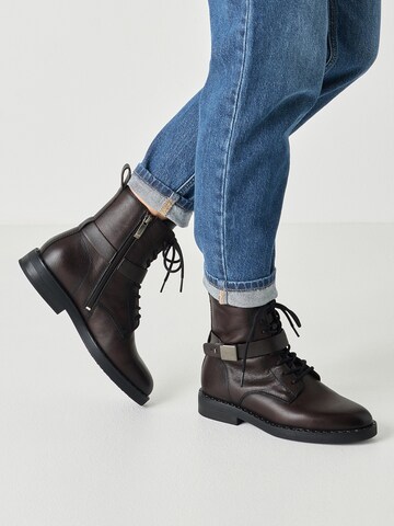 Bottines à lacets Tamaris en marron : devant