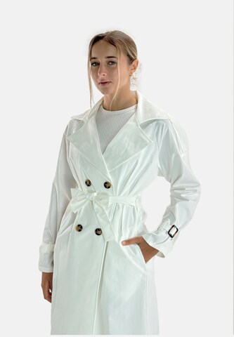 Manteau mi-saison Elara en blanc