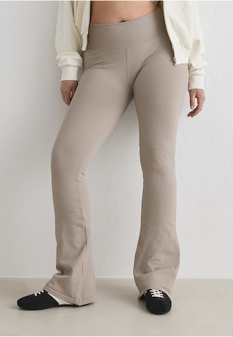 Aim'n Flared Sportbroek in Bruin: voorkant