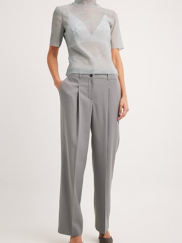 NA-KD Loose fit Pleated Pants in Grey: front