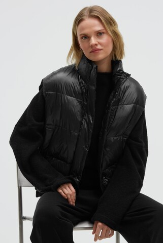 SENSES.THE LABEL Vest in Black