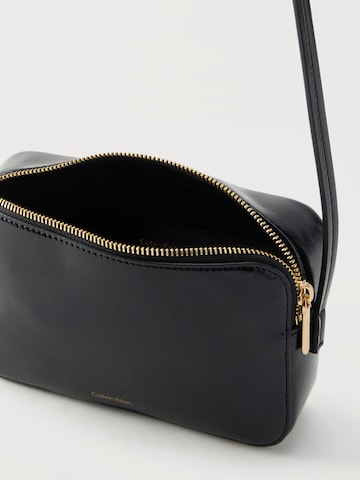Calvin Klein Taška cez rameno - Čierna