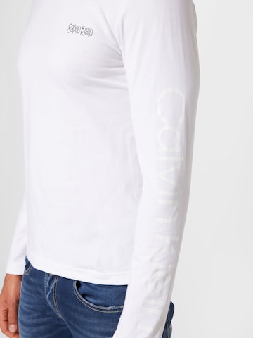 T-Shirt Calvin Klein en blanc